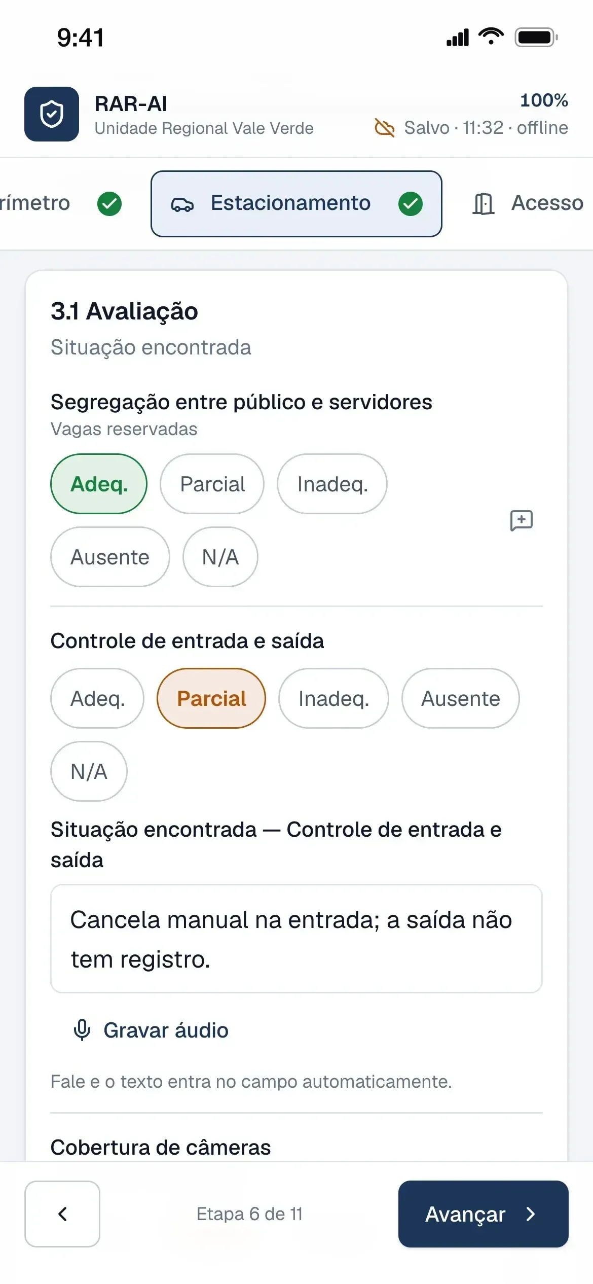 Etapa de avaliação sem conexão: indicador Salvo · 11:32 · offline no topo, itens avaliados com chips de conceito e a situação encontrada descrita no campo de texto, com o botão Gravar áudio.