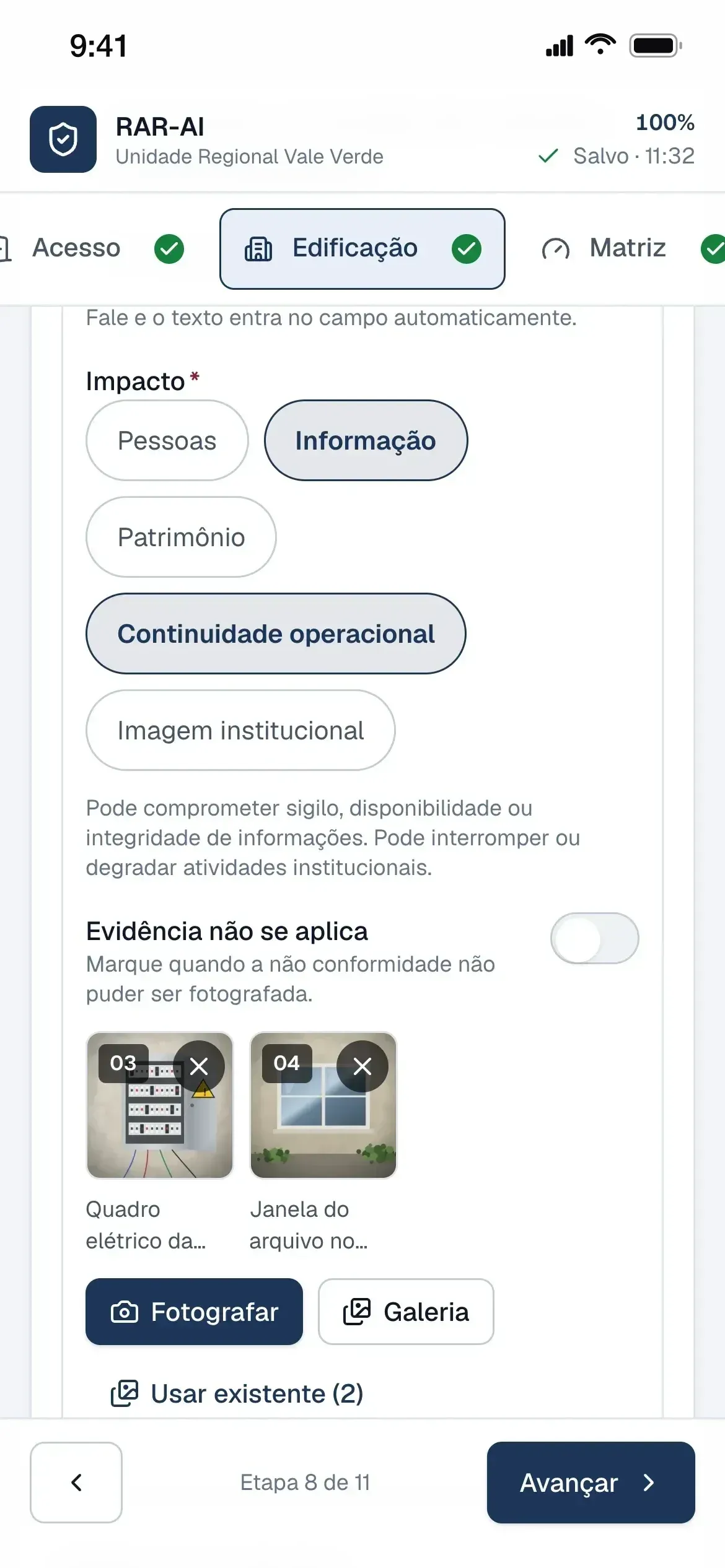 Registro de uma vulnerabilidade: chips de impacto selecionados, interruptor Evidência não se aplica desligado, duas fotos ilustrativas numeradas 03 e 04 vinculadas e botões Fotografar, Galeria e Usar existente.