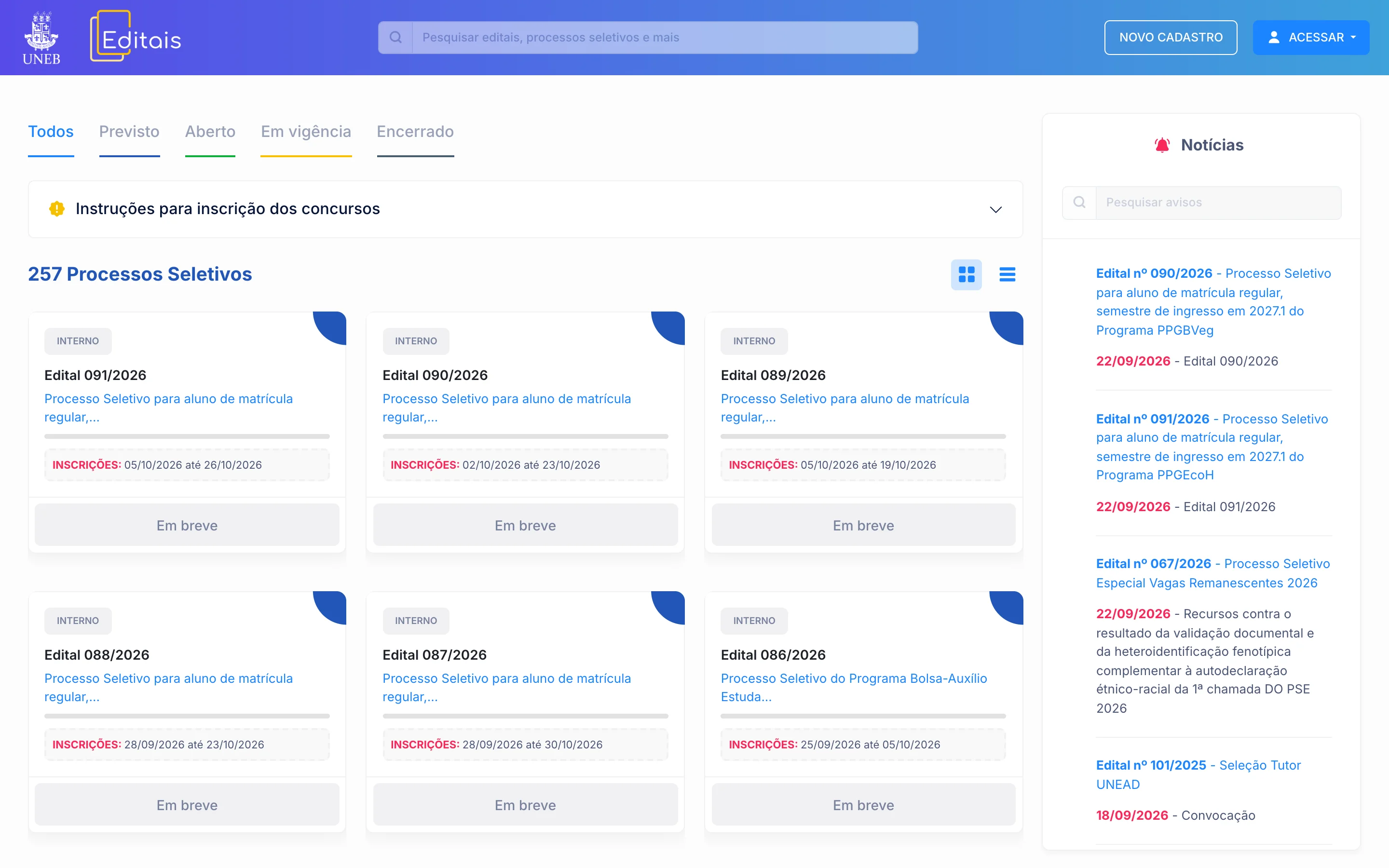 Página inicial do portal Editais no computador: cabeçalho em degradê roxo-azul com as marcas da universidade e do Editais, busca de editais e processos seletivos e os botões Novo cadastro e Acessar; abas Todos, Previsto, Aberto, Em vigência e Encerrado; o bloco recolhido Instruções para inscrição dos concursos; o título 257 Processos Seletivos com alternância entre grade e lista; seis cards de editais previstos com o selo Interno, número, título, período de inscrição e o botão Em breve; e o painel lateral de Notícias com busca de avisos.