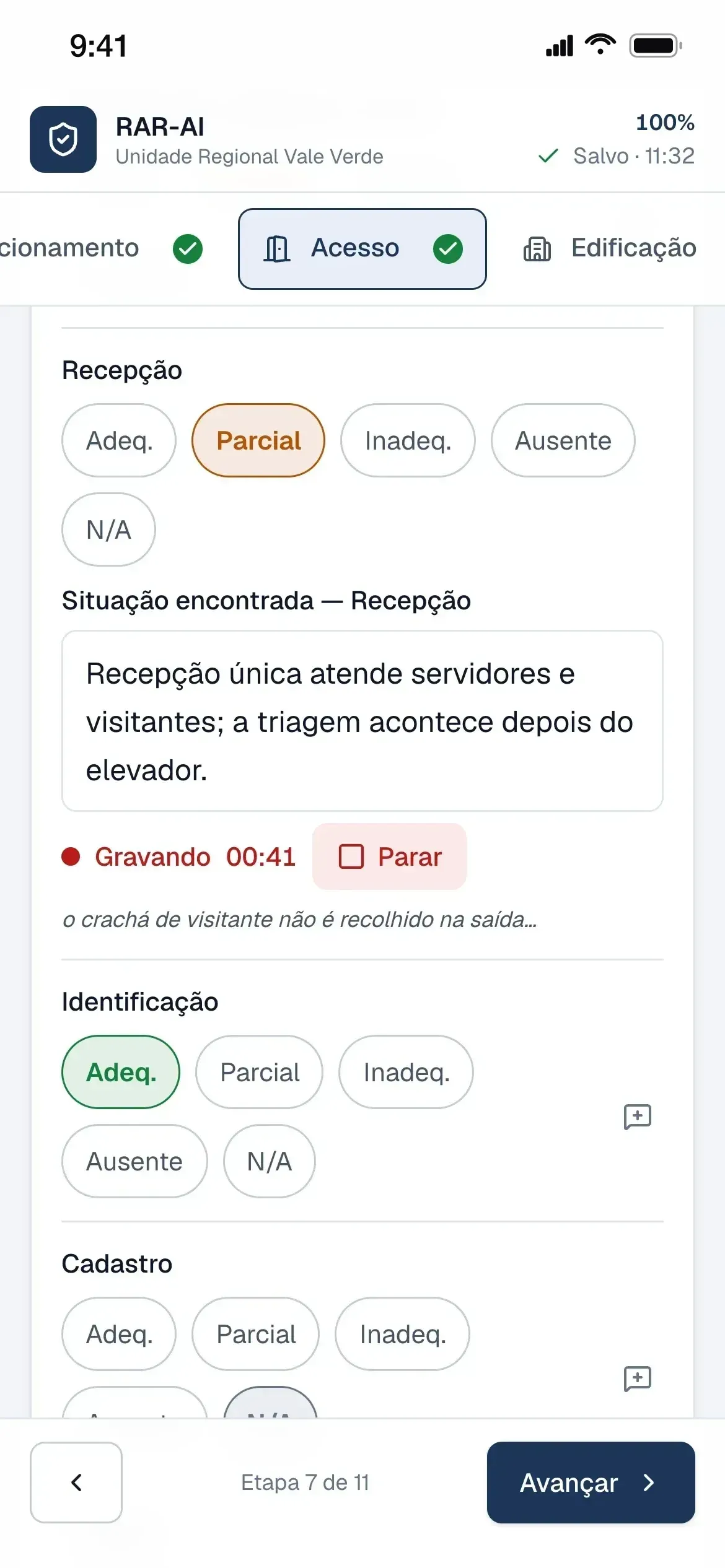 Gravação de nota de voz em um item da etapa de avaliação: conceito selecionado, situação encontrada no campo de texto, indicador Gravando 00:41, botão Parar e a transcrição parcial em itálico abaixo.